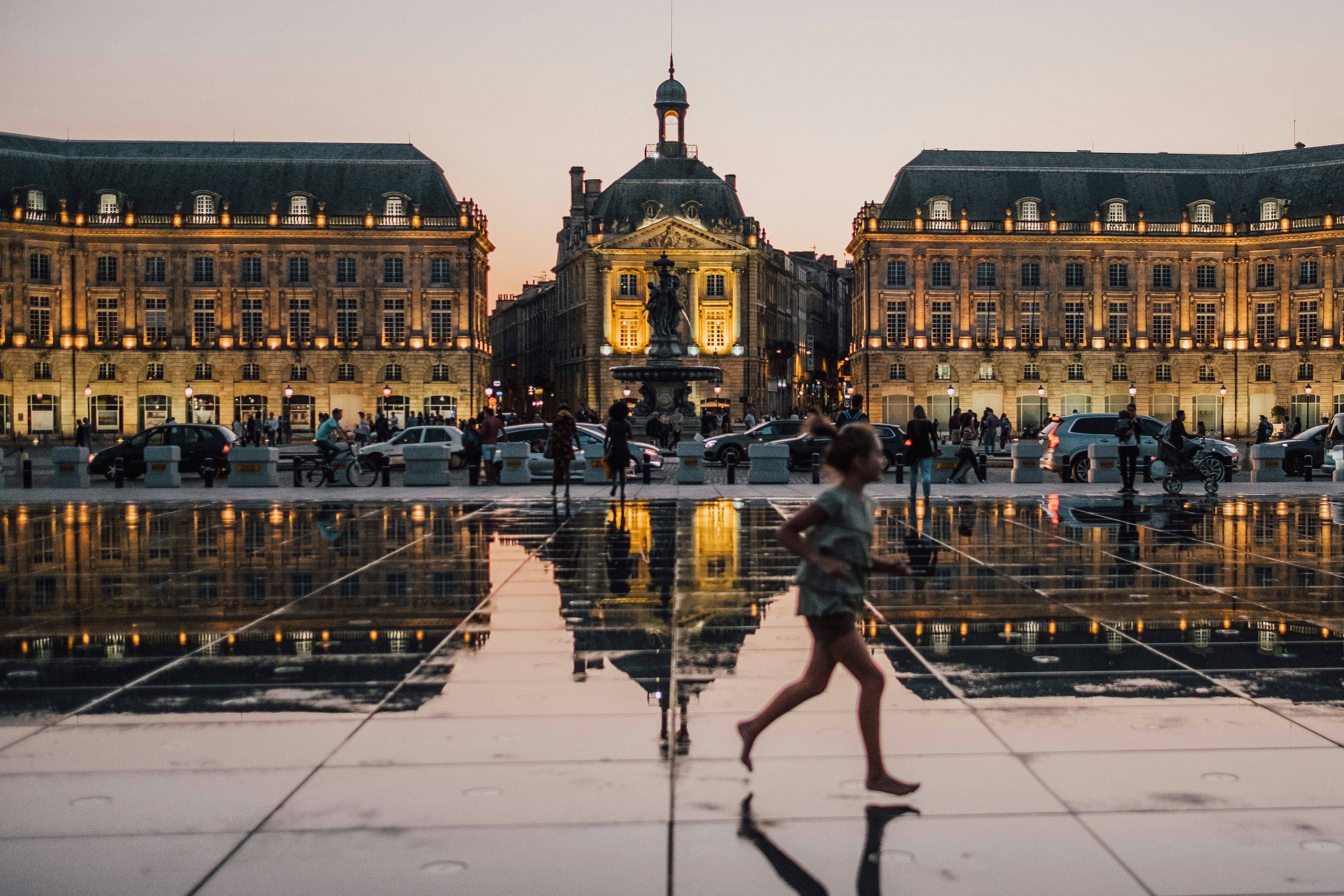 La place de la Bourse à Bordeaux et le miroir d’eau au crépuscule.